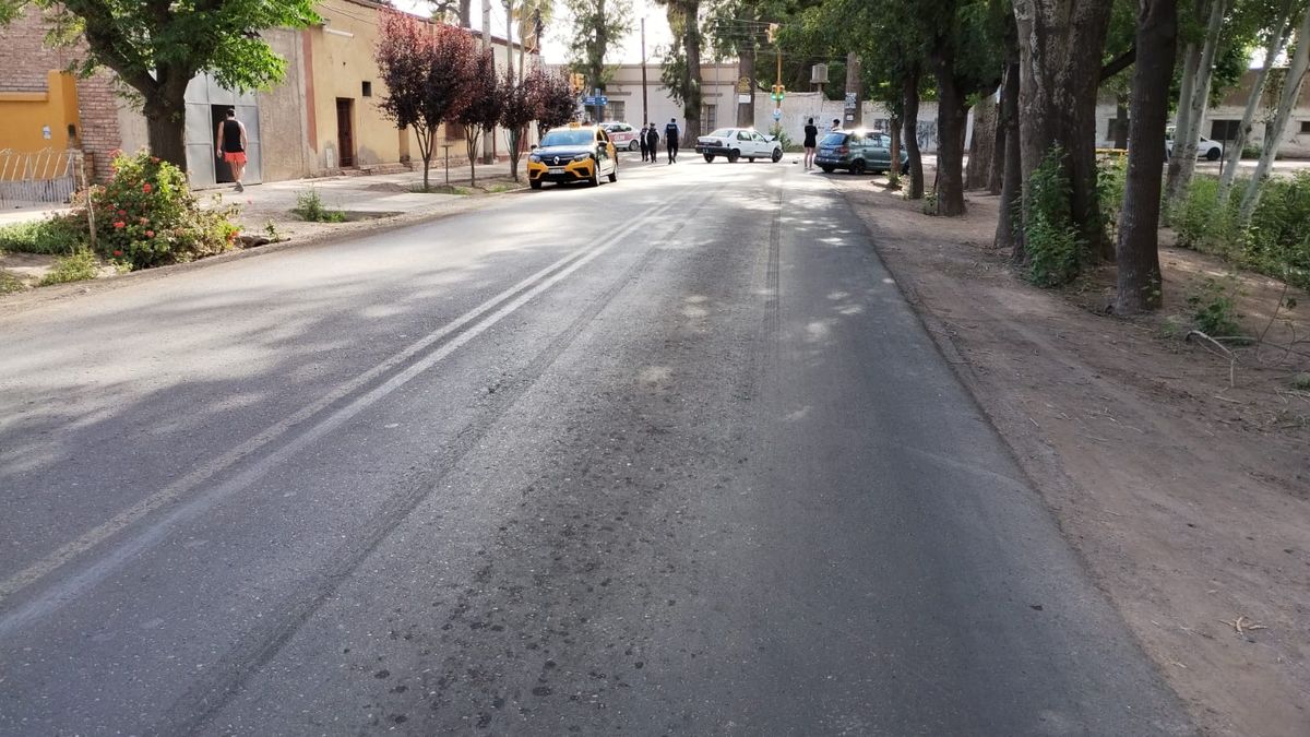 En el asfalto puede verse la frenada del Renault 19. En el asfalto puede verse la frenada del Renault 19.