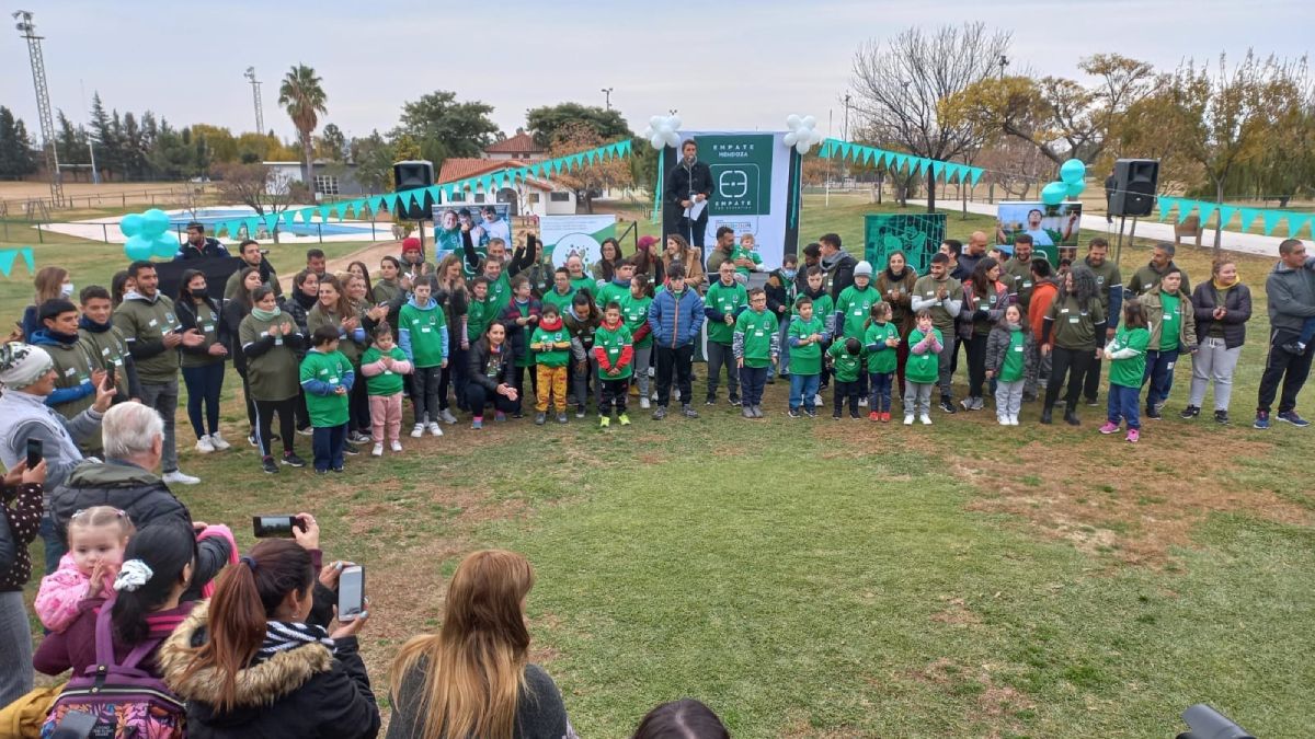 Los niños con Síndrome de Down inscriptos, junto a su padres, y los voluntarios que convocó ADOM participaron de la inauguración de la escuela inclusiva de fútbol de la Fundación Empate Mendoza.