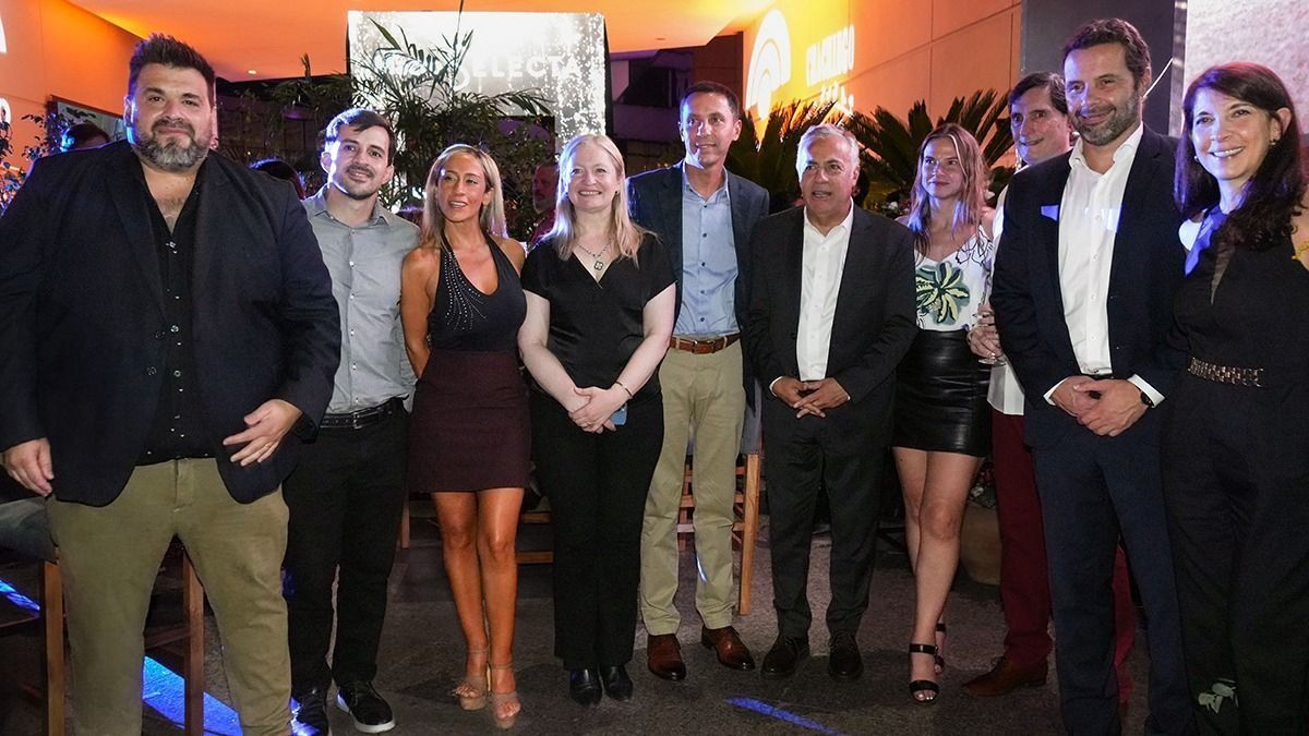 Alfredo Cornejo (gobernador de Mendoza) junto a Hebe Casado (vicegobernadora) se sumaron al evento acompañando al equipo de Macro