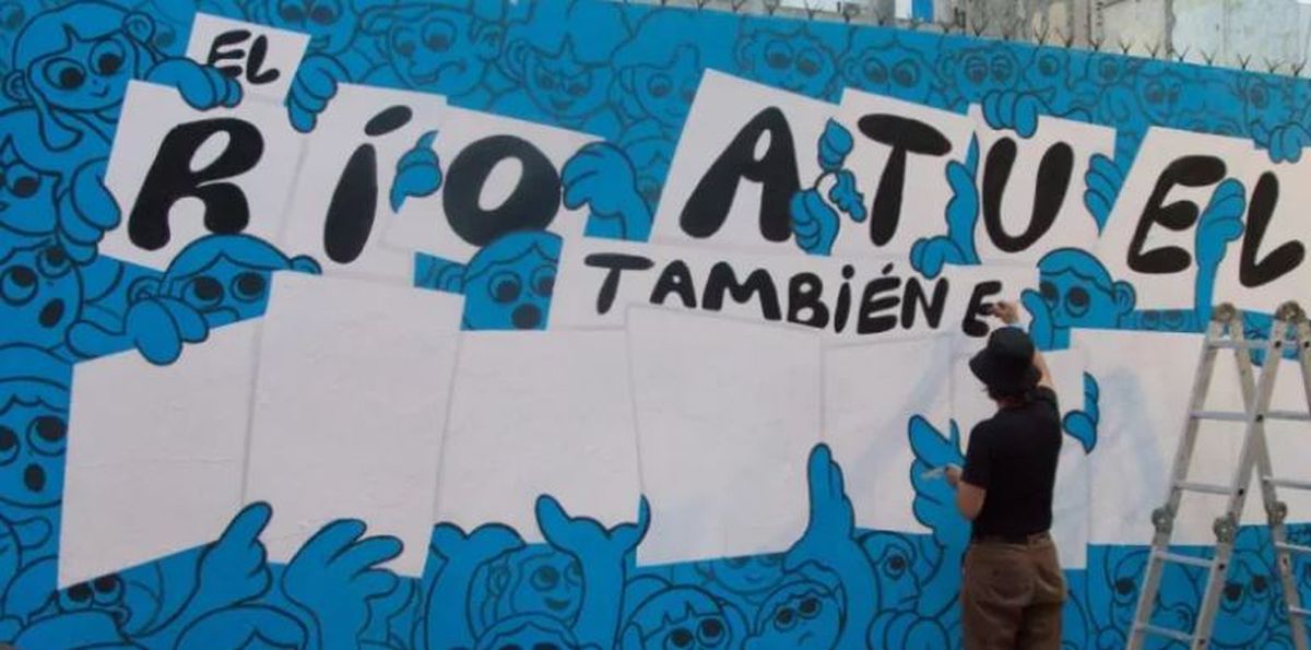 Ramiro Achiary en plena tarea de completar el mural pampeano que reclama por el río Atuel. Foto publicada por El Diario de La Pampa. Ramiro Achiary en plena tarea de completar el mural pampeano que reclama por el río Atuel. Foto publicada por El Diario de La Pampa.
