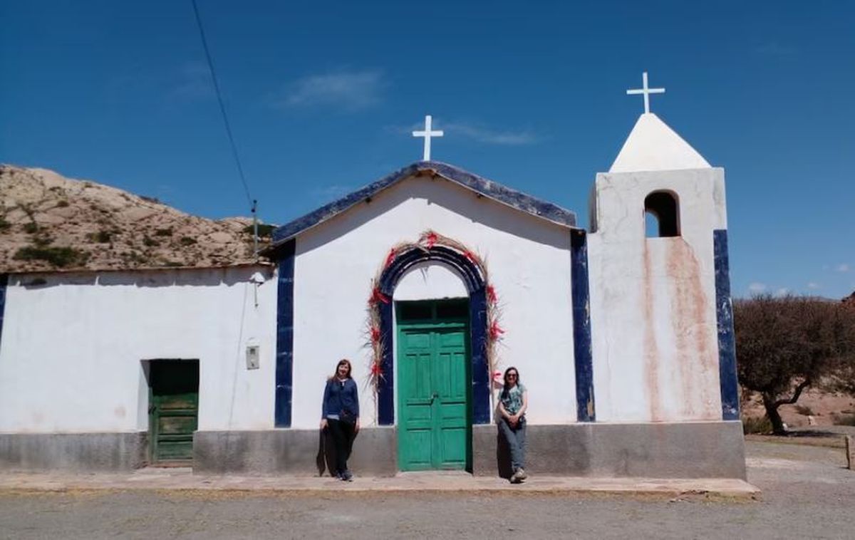Turistas en la capilla de El Angosto. / La Puna 940 Turistas en la capilla de El Angosto. / La Puna 940