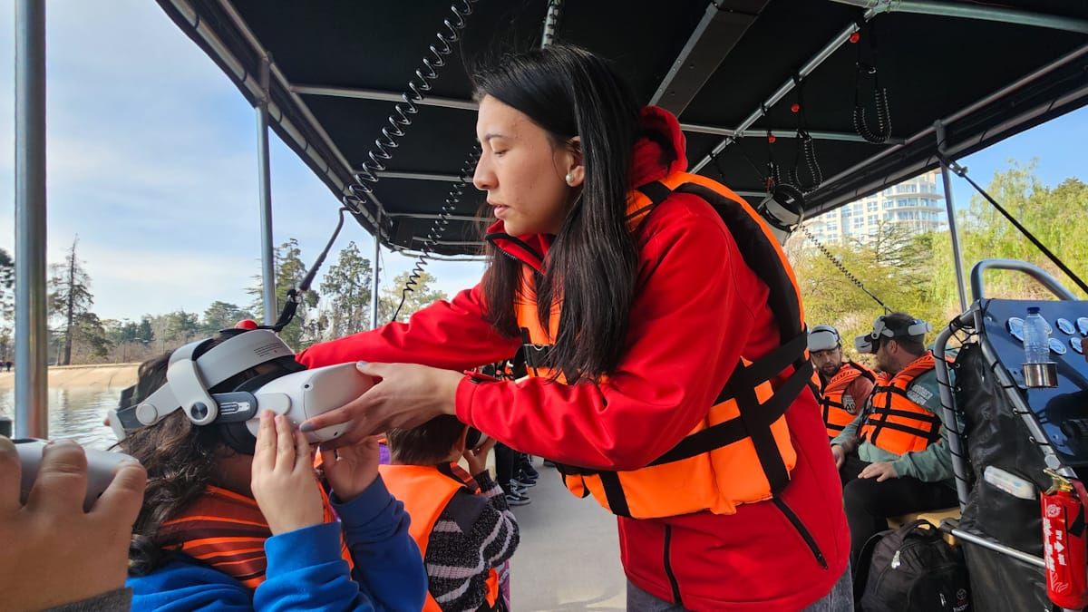 Luego de pasar debajo del puente que une los extremos del parque con la isla, la guía indica que los tripulantes pueden ponerse el casco de realidad virtual. Luego de pasar debajo del puente que une los extremos del parque con la isla, la guía indica que los tripulantes pueden ponerse el casco de realidad virtual.