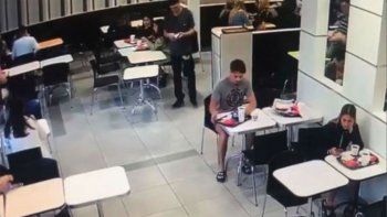 Relajados, riendo y con ropa limpia: así comían hamburguesas los rugbiers luego del asesinato de Fernando