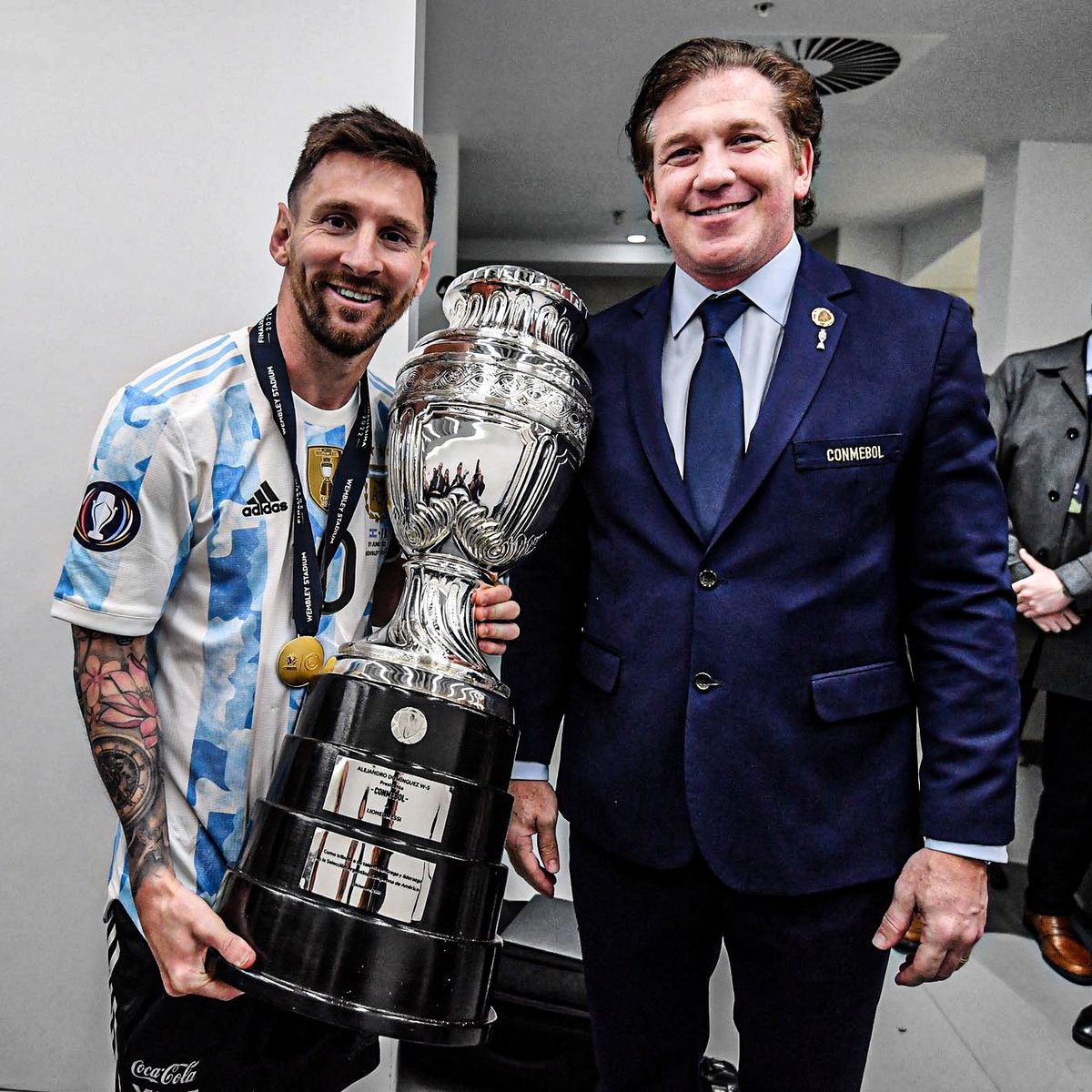 Alejandro Domínguez, de CONMEBOL, y Lionel Messi. Alejandro Domínguez, de CONMEBOL, y Lionel Messi.