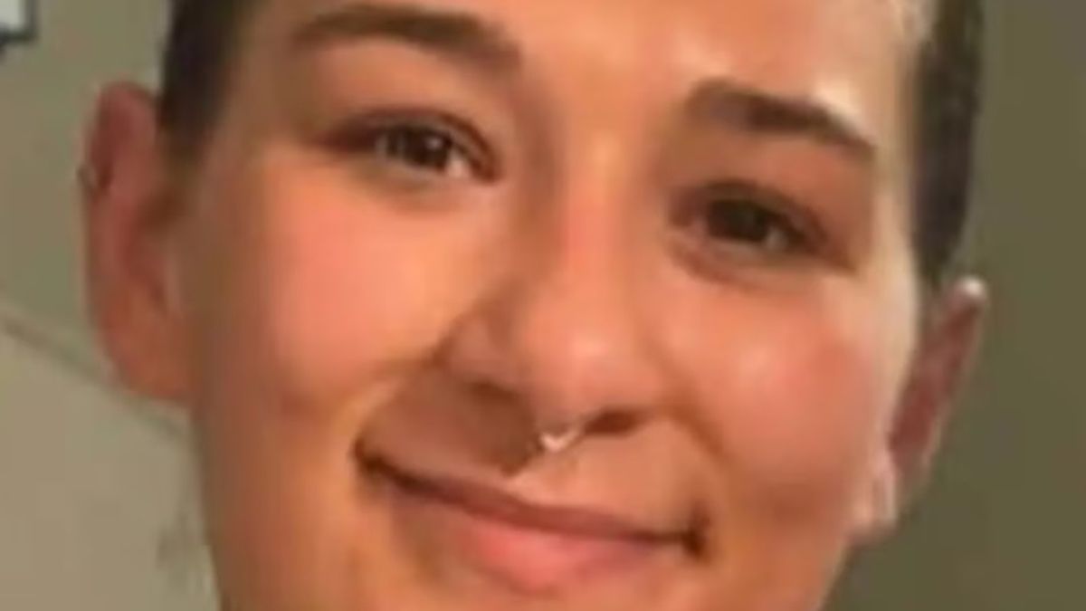 La mujer de 27 años fue asesinada por el docente, quien luego incendió el departamento para borrar evidencias.