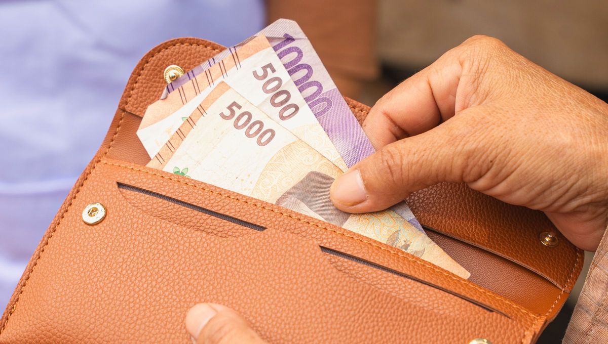 Muchas personas ordenan los billetes en su billetera o cartera de una forma particular Muchas personas ordenan los billetes en su billetera o cartera de una forma particular