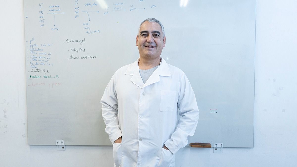 El investigador Mario Rodríguez vestá invirtiendo su propio dinero para inaugurar una planta piloto en la Facultad de Ciencias Exactas y Naturales de la UNCuyo. El investigador Mario Rodríguez está invirtiendo su propio dinero para inaugurar una planta piloto en la Facultad de Ciencias Exactas y Naturales de la UNCuyo.