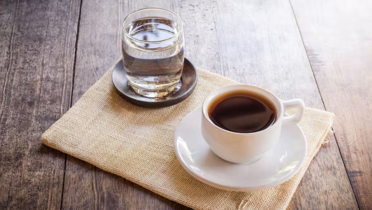 El beneficio de tomar un vaso de agua antes de beber café