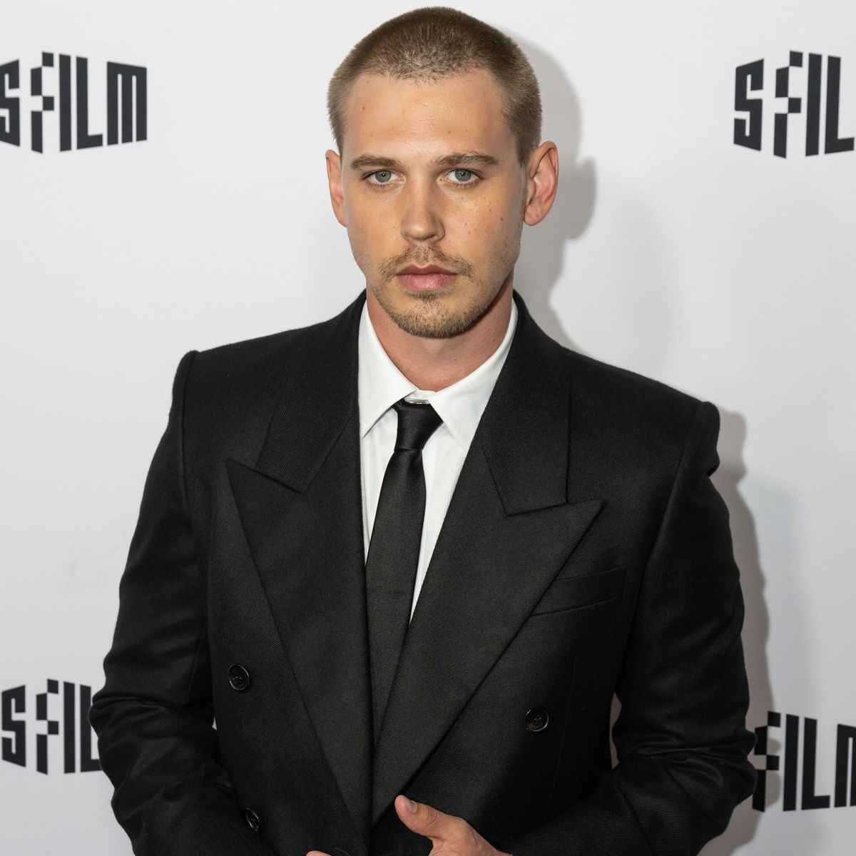 El actor Austin Butler luciendo un buzz cut. El actor Austin Butler luciendo un buzz cut.