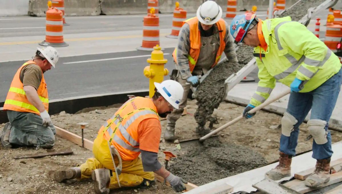 Obreros trabajan con hormigón en una obra de infraestructura, en un contexto marcado por la creciente demanda de mano de obra en el sector de la construcción. Foto: Washington State Department of Transportation / Flickr Omicrono.