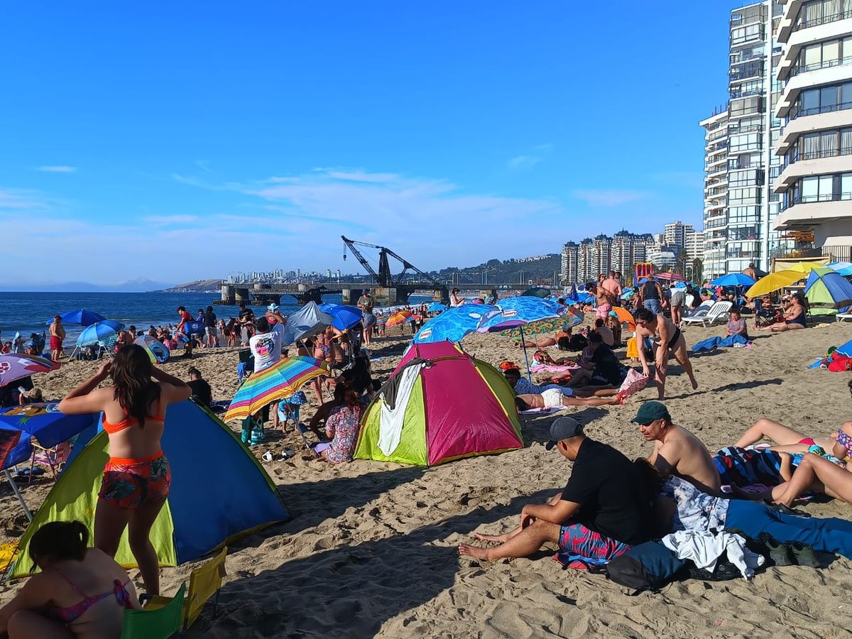 Miles de turistas viajaron a Chile en la primera quincena de enero 2025 para disfrutar de las playas. Miles de turistas viajaron a Chile en la primera quincena de enero 2025 para disfrutar de las playas.