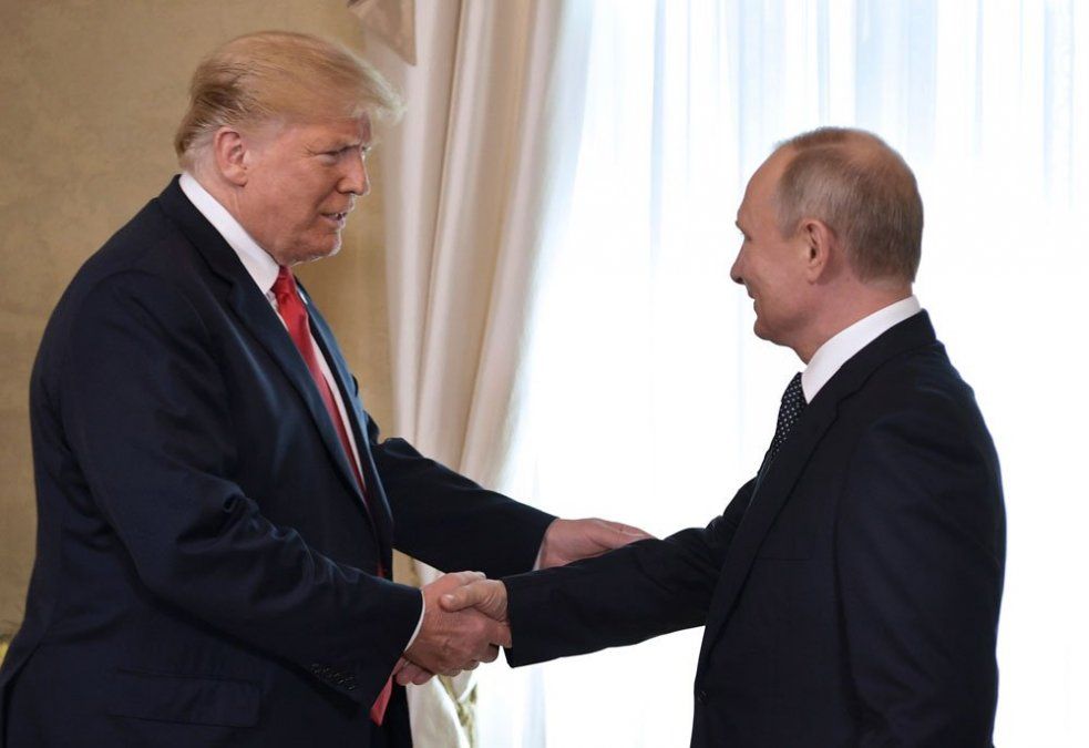 Trump y Putin a los elogios en su primer encuentro