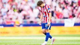 La afición del Atlético de Madrid no perdona las veleidades de Julián Álvarez y cada vez que puede demuestra su antipatía al Araña.