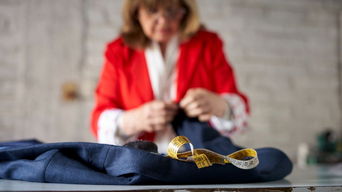 Olga, la mujer sastre, que supo aplicar técnicas de costura en general para adaptarlas a la ropa masculina. Olga, la mujer sastre, que supo aplicar técnicas de costura en general para adaptarlas a la ropa masculina.