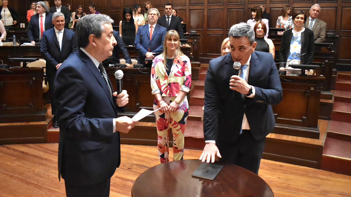 Gustavo Perret reemplaza a su coterráneo Omar Félix que asumirá la intendencia de San Rafael. Gustavo Perret reemplaza a su coterráneo Omar Félix que asumirá la intendencia de San Rafael.