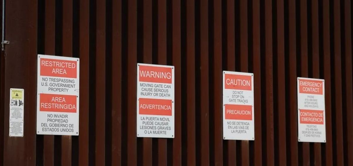 Muro anti inmigrandes en California. Los carteles anuncian que las personas no deben detenerse en las inmediaciones del muro. Muro anti inmigrandes en California. Los carteles anuncian que las personas no deben detenerse en las inmediaciones del muro.