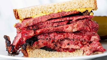 Cómo preparar Pastrami: la receta con tapa de asado curada con salitre y 6 ingredientes ahumados Cómo preparar Pastrami: la receta con tapa de asado curada con salitre y 6 ingredientes ahumados