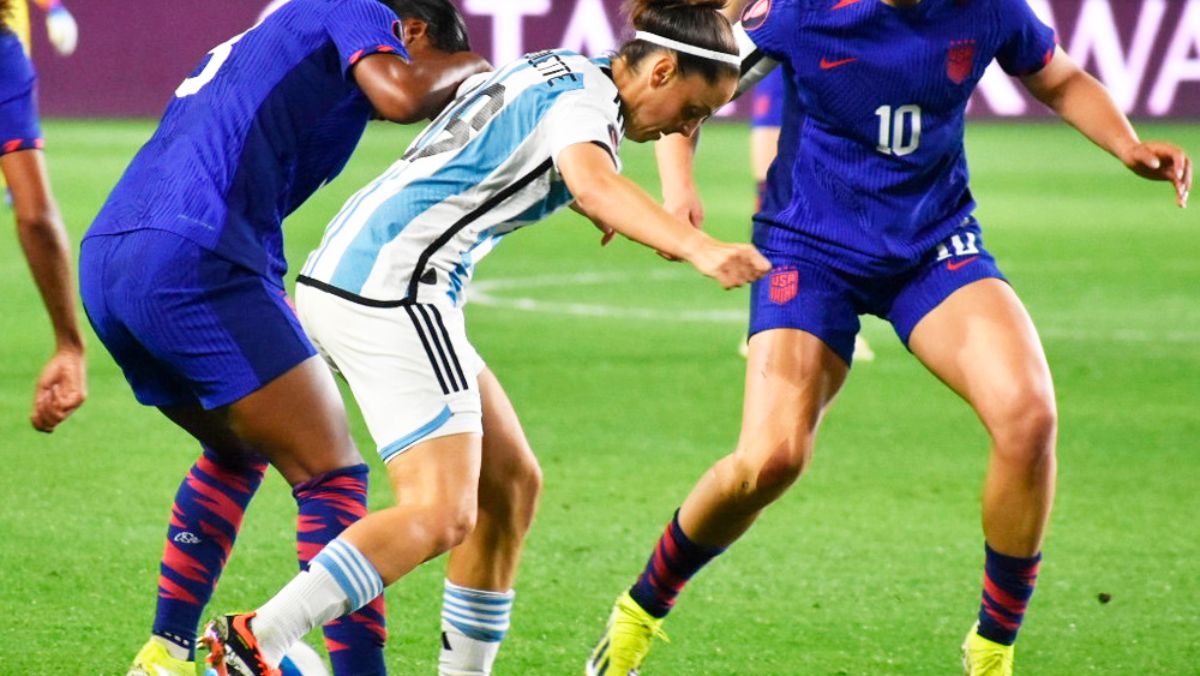 La jugadora de la Selección argentina femenina, Mariana Larroquette, trata de maniobrar ante la marca de Jaedyn Shaw (8) y Lindsey Horan (10). La jugadora de la Selección argentina femenina, Mariana Larroquette, trata de maniobrar ante la marca de Jaedyn Shaw (8) y Lindsey Horan (10).