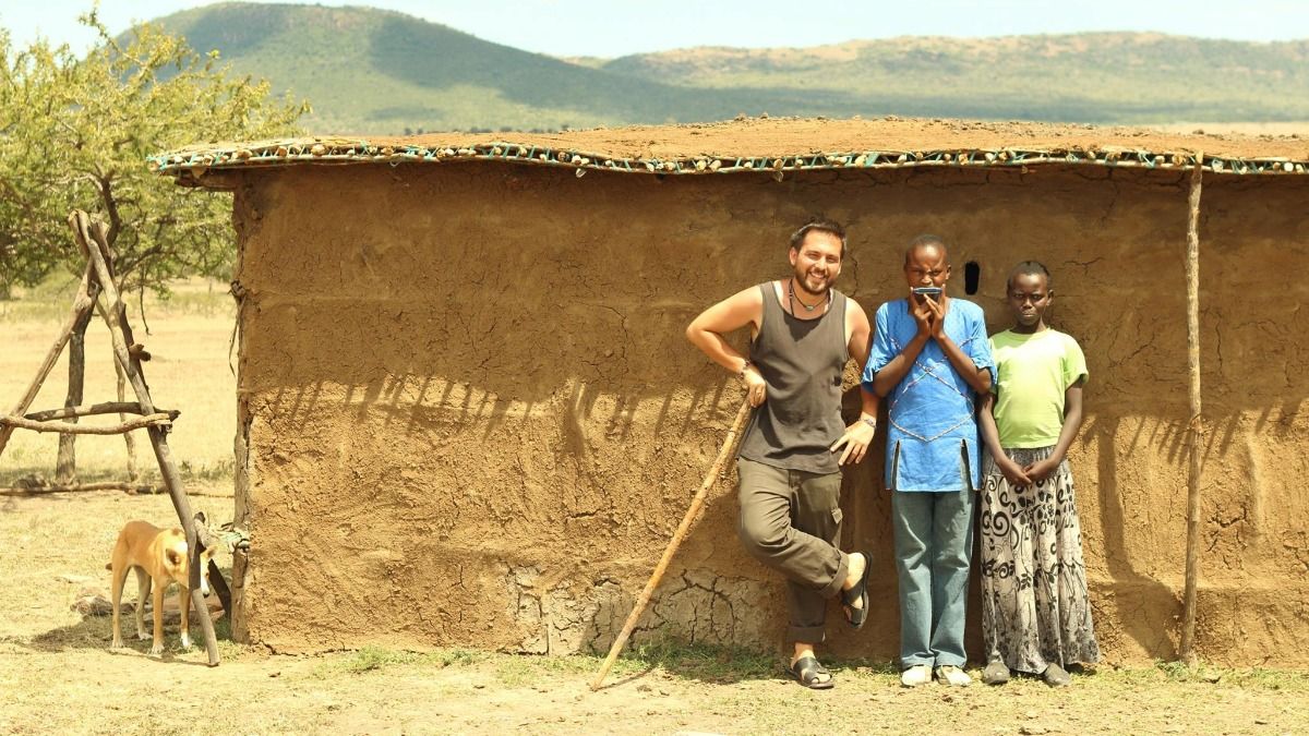 García con amigos de Kenia, durante uno de los viajes que plasmó en sus libros.