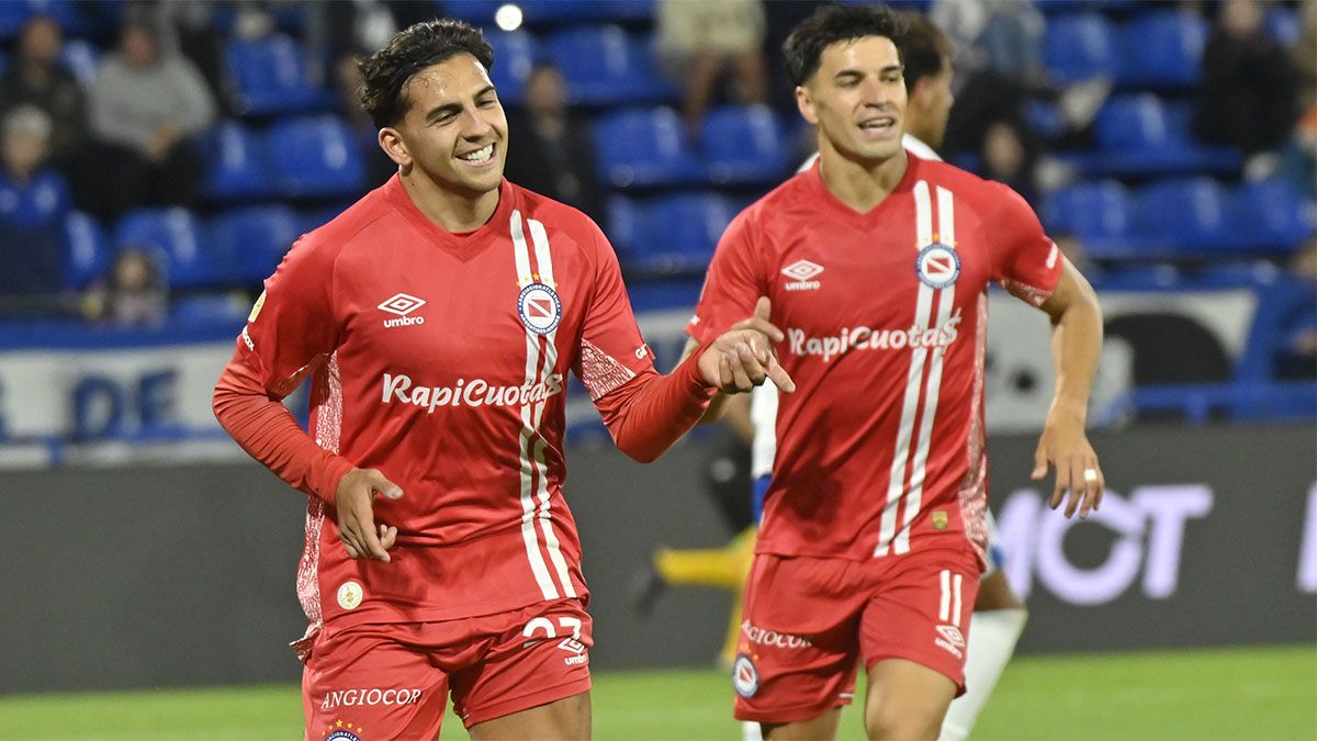 Hern&aacute;n L&oacute;pez Mu&ntilde;oz marc&oacute; un doblete para Argentinos Juniors. Lo acompa&ntilde;a Nicol&aacute;s Oroz.