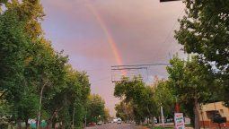 El arcoíris fue retratado por cientos de mendocinos en la mañana de este viernes.