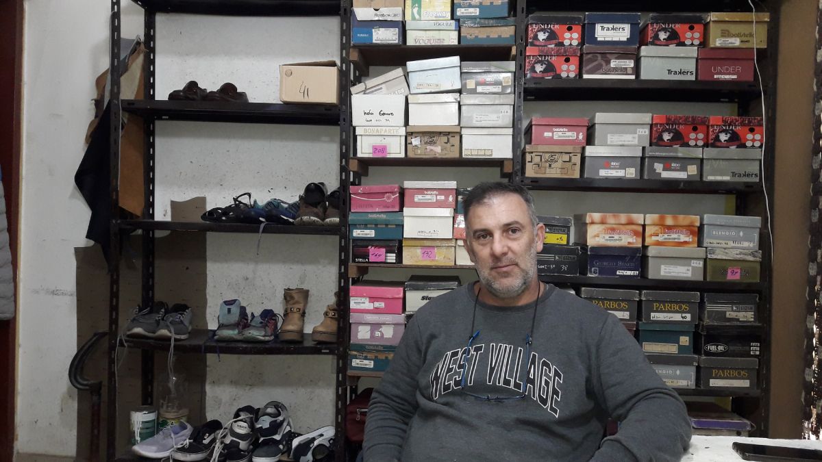 Orden y progreso. Ariel Teruel mantiene el orden en todo ámbito, tanto de sus materiales, como el de los calzados llevados a reparar. Orden y progreso. Ariel Teruel mantiene el orden en todo ámbito, tanto de sus materiales, como el de los calzados llevados a reparar.