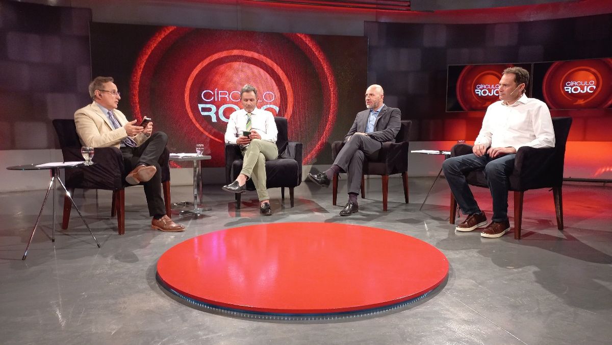 El equipo de Círculo Rojo salió a la cancha con Sergio Miranda y Mauricio Badaloni como invitados. A la izquierda, Nacho Rodríguez Jardel y Carlos Hernández. El equipo de Círculo Rojo salió a la cancha con Sergio Miranda y Mauricio Badaloni como invitados. A la izquierda, Nacho Rodríguez Jardel y Carlos Hernández.