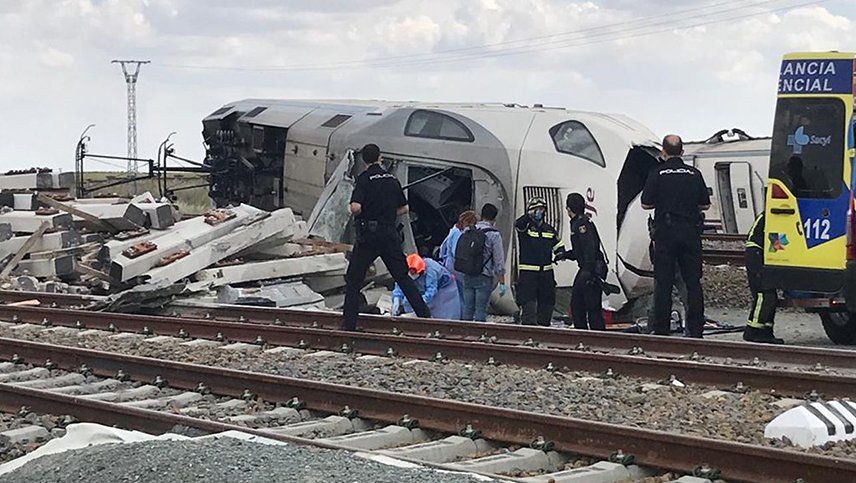 Un tren descarriló al arrollar un auto que cayó a las vías: murieron dos personas