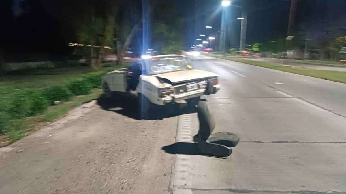 El Ford Falcon preparado para correr se desenganchó y El Ford Falcon preparado para correr se desenganchó y