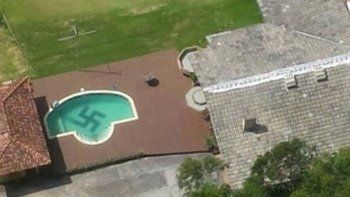 Un helicóptero policial sobrevolaba una zona residencial y encontró una pileta que tiene el símbolo nazi