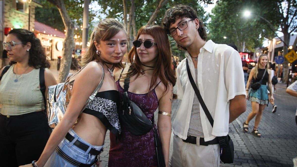 Chicos y chicas luciendo sus originales looks en la celebración de la Arístides Chicos y chicas luciendo sus originales looks en la celebración de la Arístides