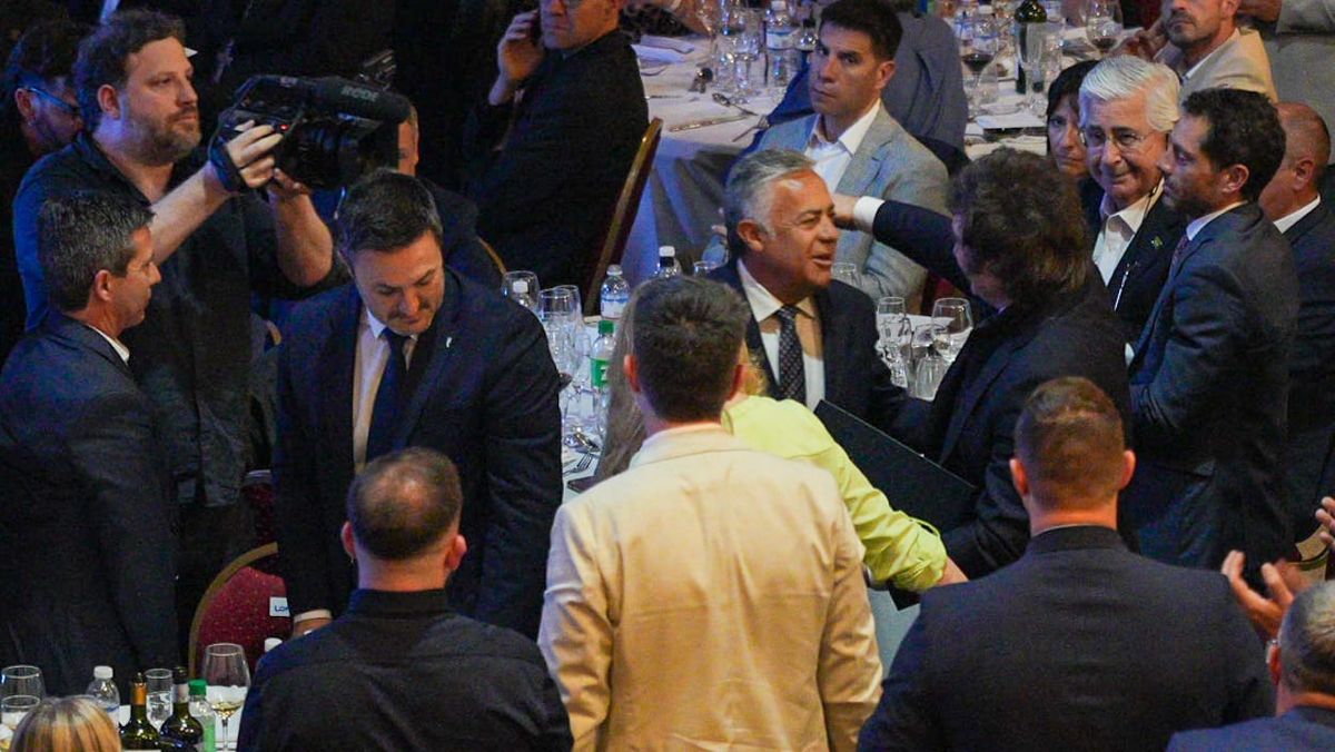 El abrazo entre Javier Milei y Alfredo Cornejo tras los discursos de ambos en San Rafael. El abrazo entre Javier Milei y Alfredo Cornejo tras los discursos de ambos en San Rafael.