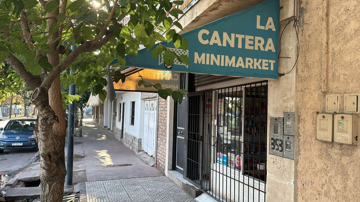Una pareja de comerciantes ayudó a los Bomberos para controlar el incendio en la fábrica de colchones de Godoy Cruz. Una pareja de comerciantes ayudó a los Bomberos para controlar el incendio en la fábrica de colchones de Godoy Cruz.