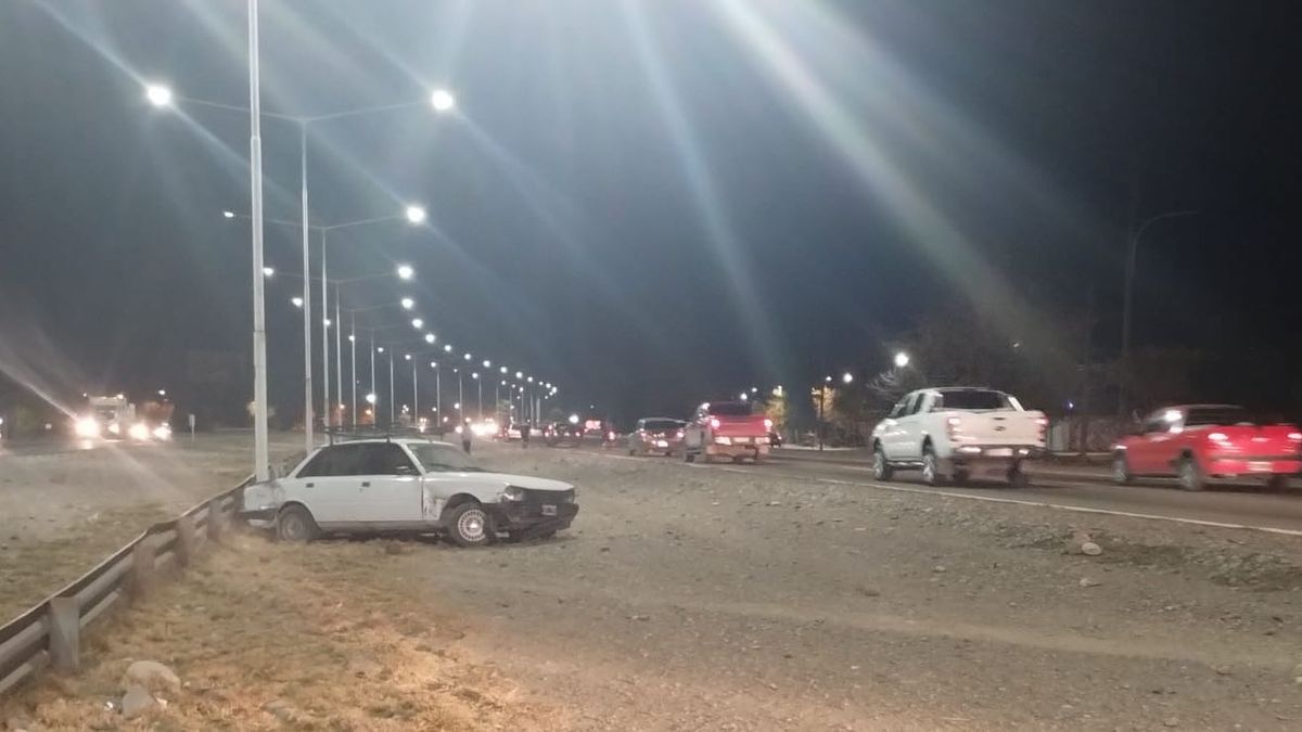 Dos conductores borrachos se accidentaron en el Acceso Este y provocaron caos en el tránsito