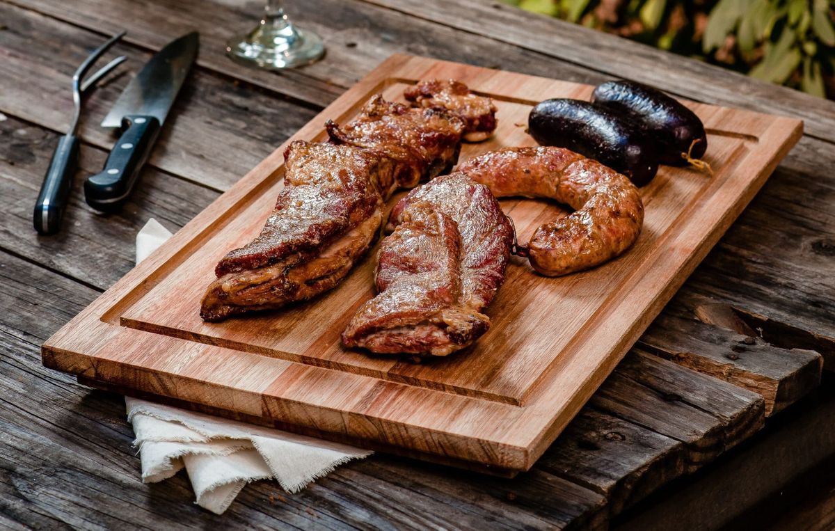 La tabla y los platos de madera de un buen asador deben estar siempre listos y preparados.