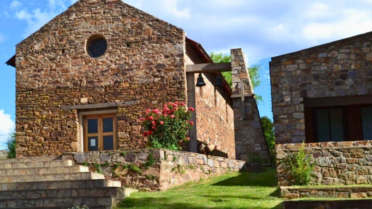 El pueblo está ubicado a poca distancia de San Luis capital. El pueblo está ubicado a poca distancia de San Luis capital.