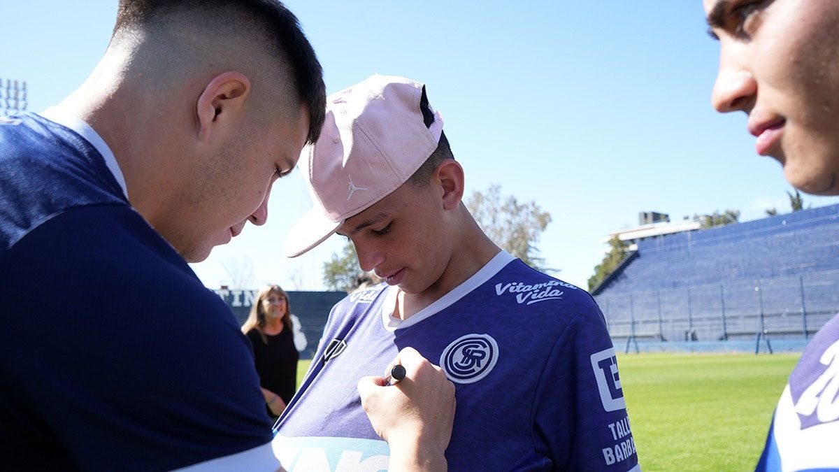 Franco Romero estampó su firmas en varias camisetas del club Independiente Rivadavia. Franco Romero estampó su firmas en varias camisetas del club Independiente Rivadavia.