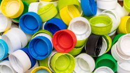 Uno por uno, estos son los significados de los colores en las tapas de las botellas