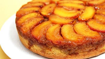 Receta de torta invertida de duraznos muy fácil de hacer