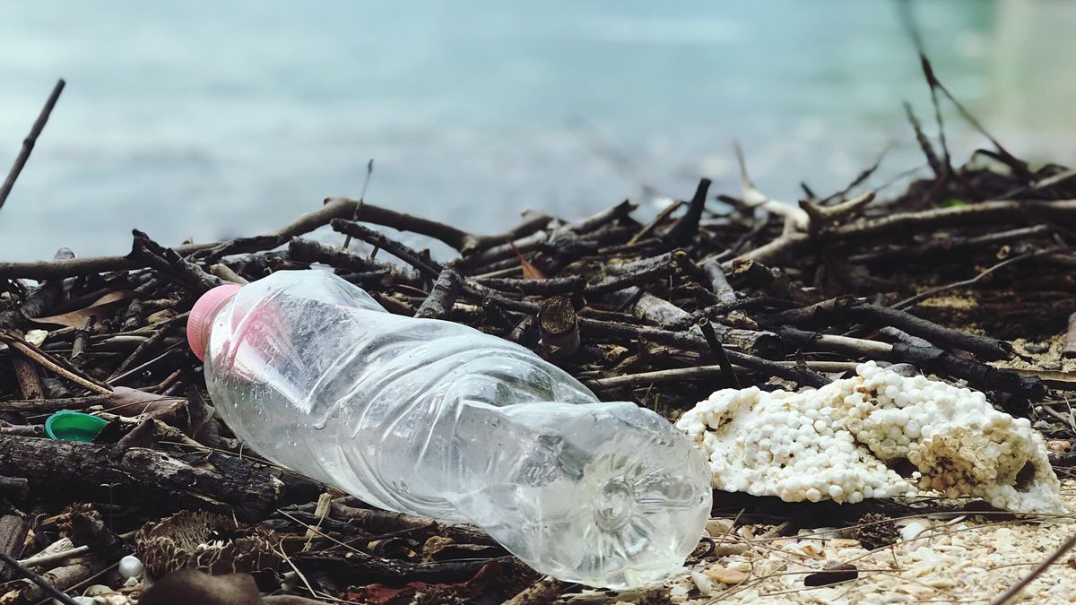 Muchos de los residuos que no se reciclan terminan contaminando los océanos.
