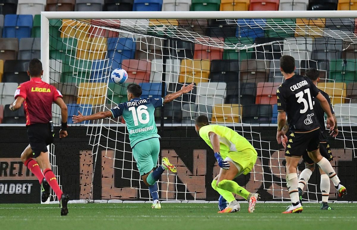 Nahuel Molina, de gran labor, celebra su gol para Udinese en la 2da fecha de la Serie A.
