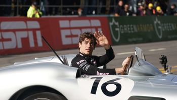 Franco Colapinto cerró un Road Show histórico en un micro descapotable frente a 500 mil personas Franco Colapinto cerró un Road Show histórico en un micro descapotable frente a 500 mil personas