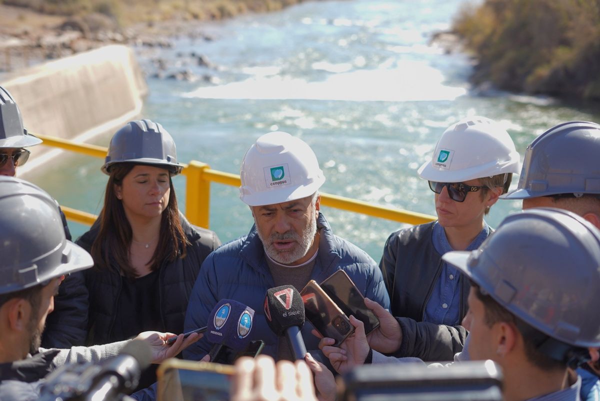Alfredo Cornejo y Jimena Latorre en el anuncio de una obra de $520 millones para refuncionalizar el agua del dique El Carrizal. Alfredo Cornejo y Jimena Latorre en el anuncio de una obra de $520 millones para refuncionalizar el agua del dique El Carrizal.