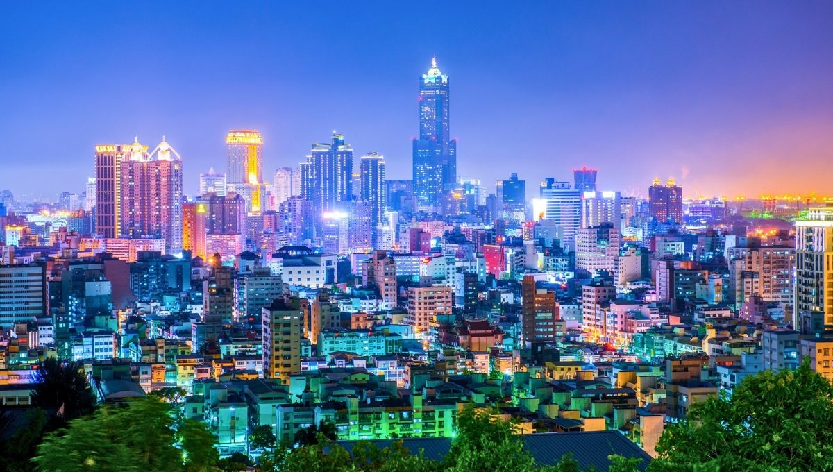 Taiwán está situada en una de las islas más montañosas del mundo. Su terreno se caracteriza por montañas escarpadas, con más de 200 picos que superan los 3.000 metros de altitud. Taiwán está situada en una de las islas más montañosas del mundo. Su terreno se caracteriza por montañas escarpadas, con más de 200 picos que superan los 3.000 metros de altitud.