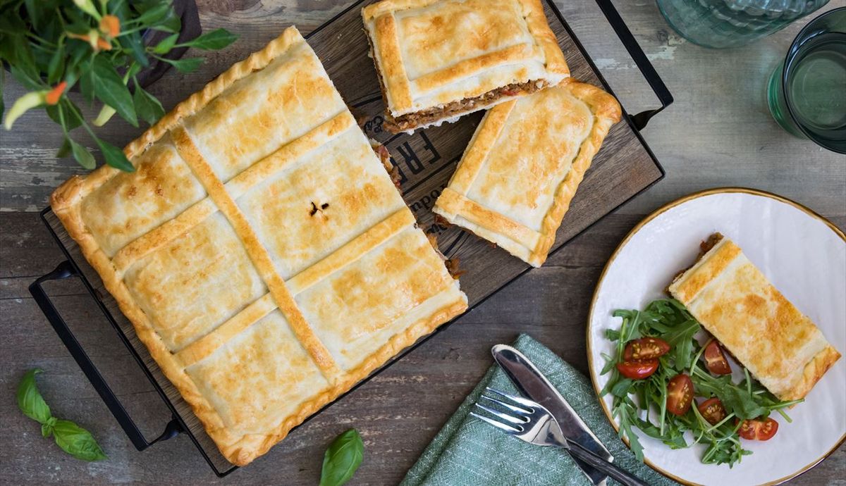 Empanada gallega, la mejor receta para preparar esta delicia española. Empanada gallega, la mejor receta para preparar esta delicia española.