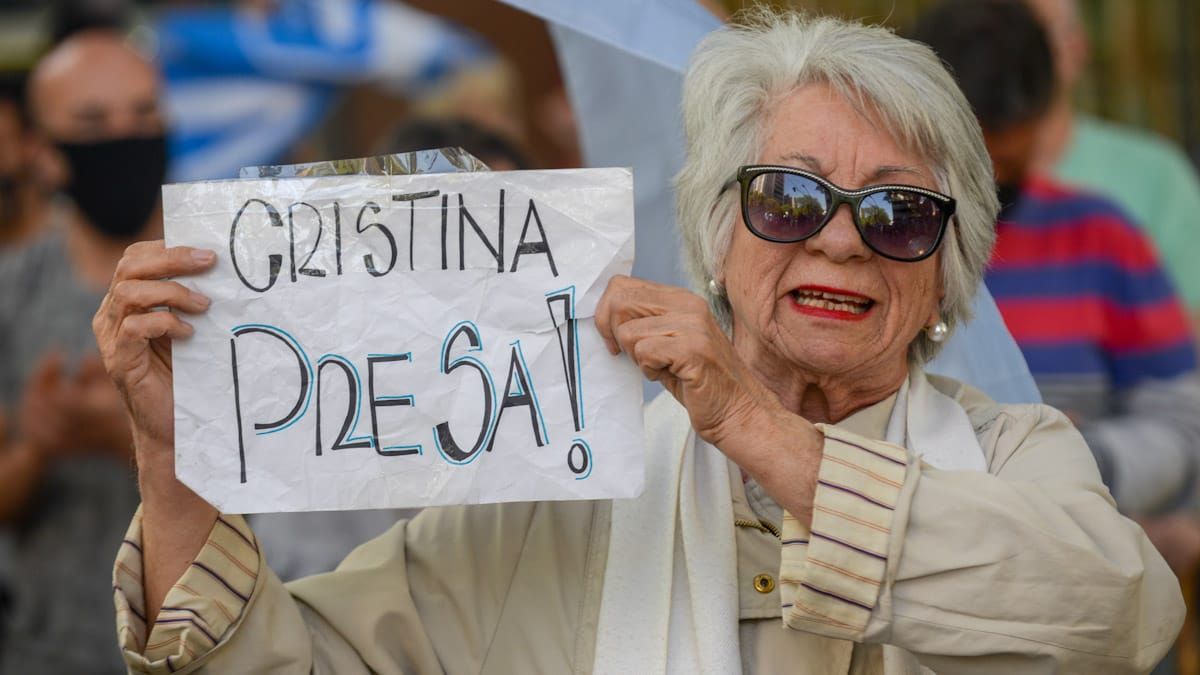 Los mendocinos convocados en la marcha #12O le apuntaron a la supuesta corrupción del gobierno, apuntando a la ex presidente y actual vice Cristina Fernández, además de a las modificaciones en el Poder Judicial y la extensa cuarentena. (Fotos: Martín Pravata/Diario UNO)