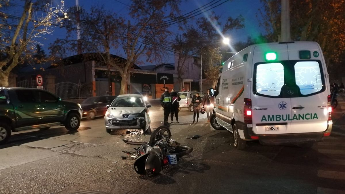 Un choque entre un auto y una moto provocó un gran caos vehicular