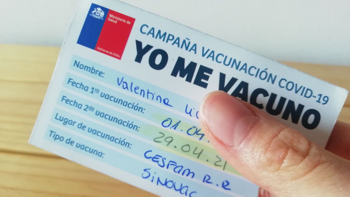 Desde la semana que viene en Chile comenzarán a vacunar con terceras dosis de Sinovac a los mayores de 55 años.