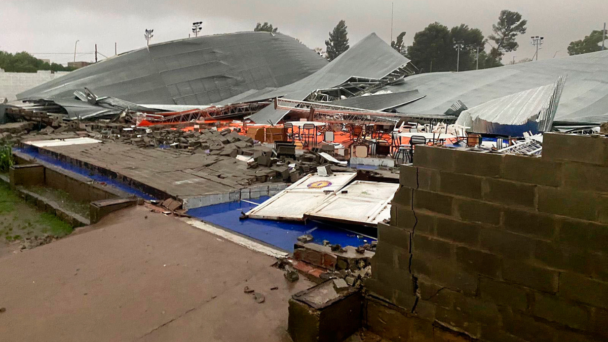 Se desconoce el total de los heridos que dejó la tormenta y trascendió que hay más personas atrapadas entre los escombros. Se desconoce el total de los heridos que dejó la tormenta y trascendió que hay más personas atrapadas entre los escombros.