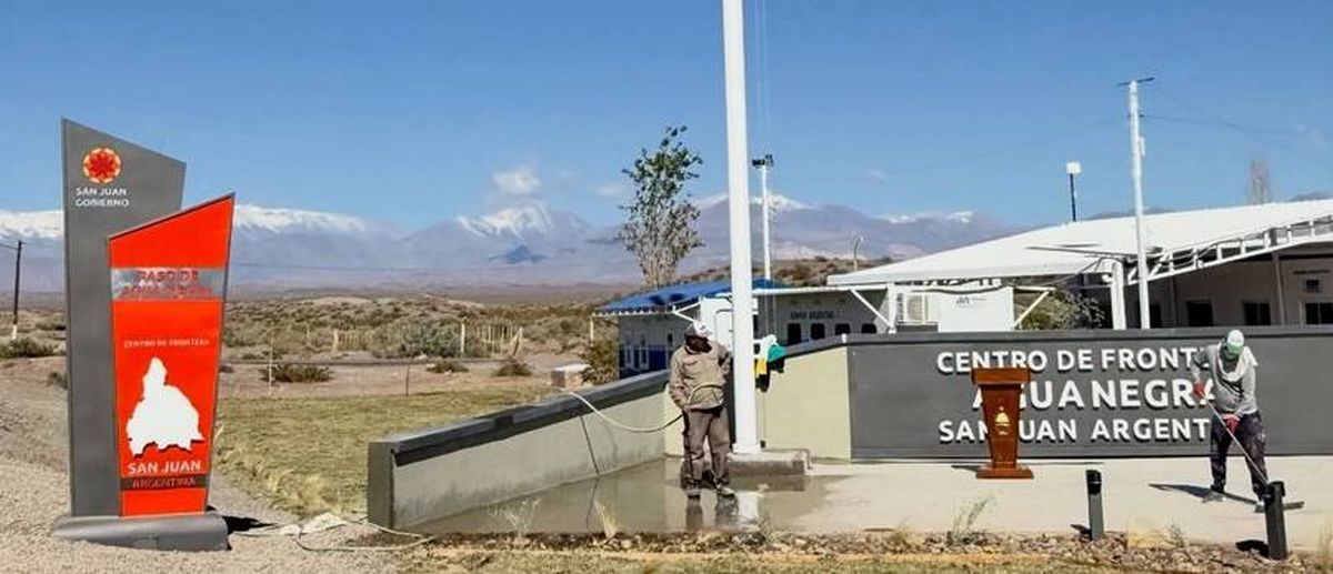 Fachada del complejo que une a San Juan con Chile. Fachada del complejo que une a San Juan con Chile.